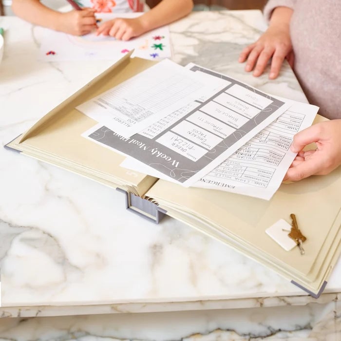 【UP TO 60% OFF】"In Case I Go Missing" Binder